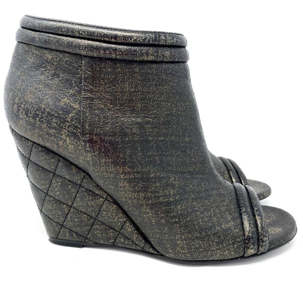 ARCHIVAL Chanel 16S Black Gold Metallic Quilted Wedge Peep Toe Boots 38.5 - Picture 10 of 15